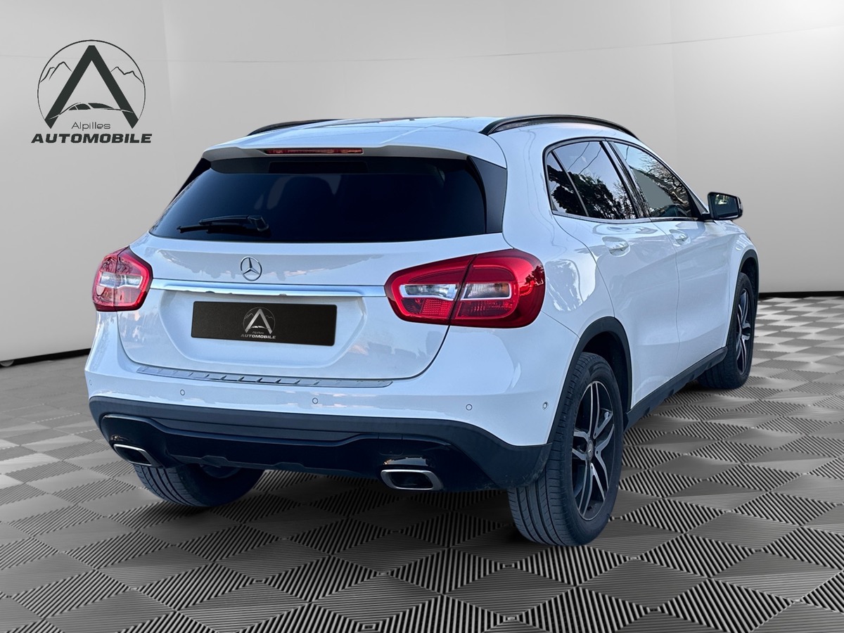 Mercedes-Benz GLA 200 DCT 4MATIC SENSATION