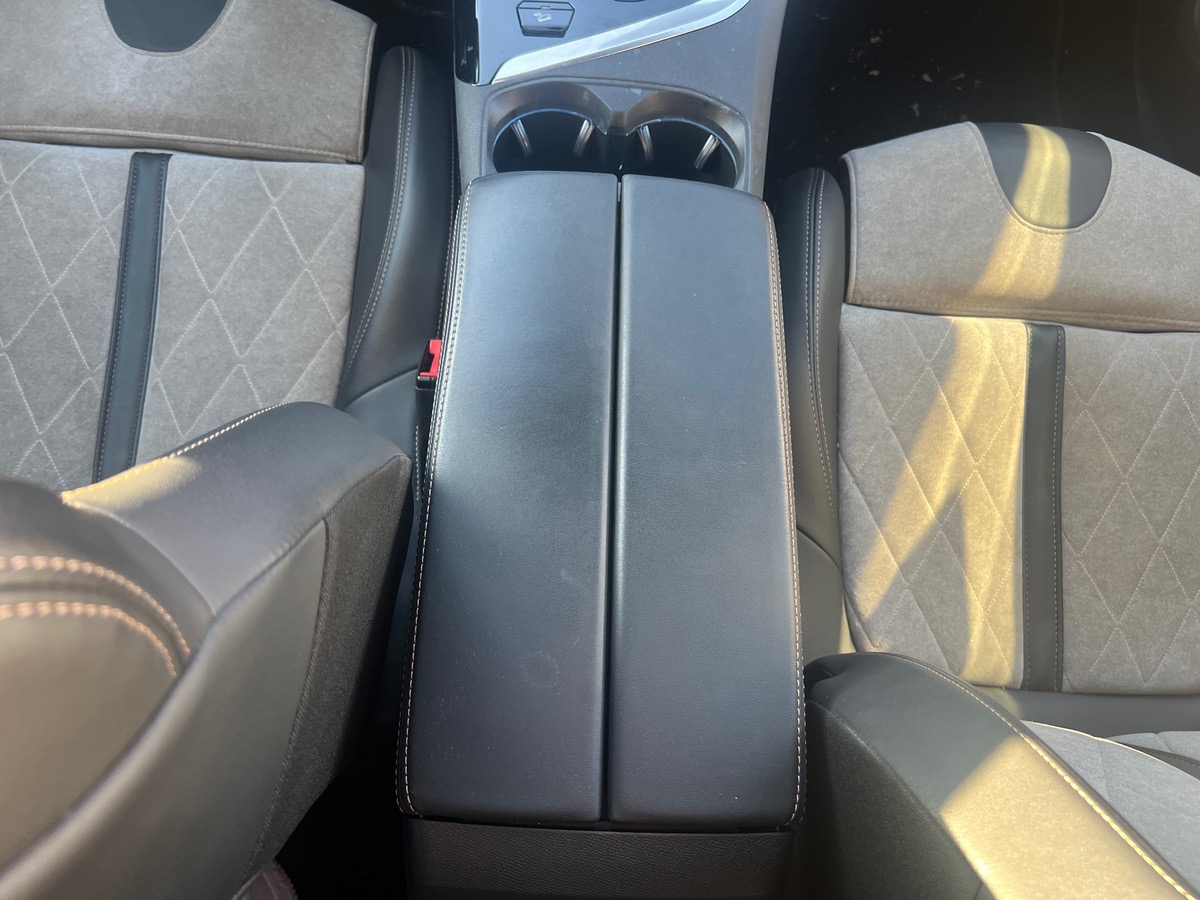 Peugeot 3008 HYbrid4 300cv GT EAT8, SUIVI COMPLET PEUGEOT, TOIT OUVRANT, SIEGES CHAUFFANTS/ MASSANTS