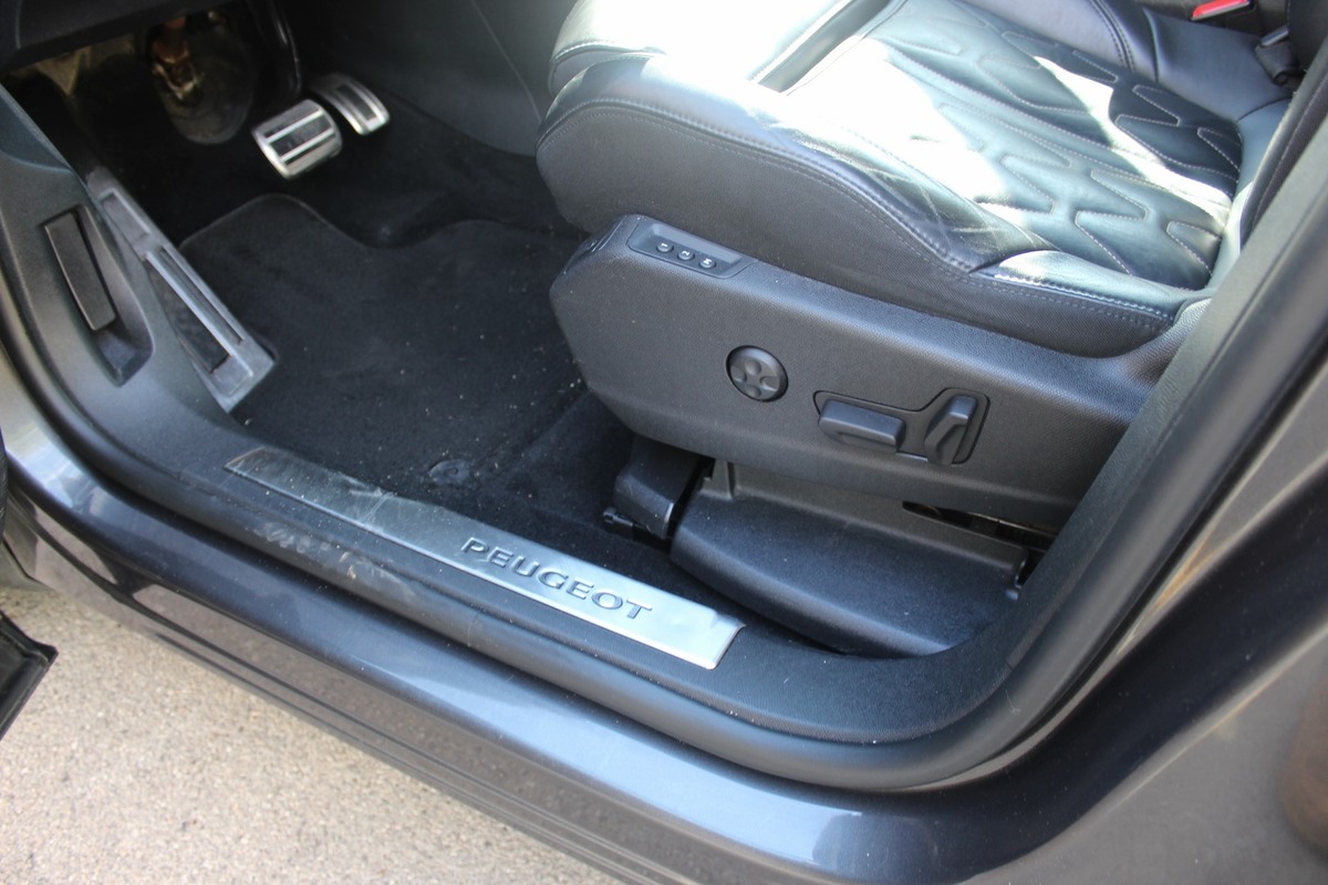 Peugeot 3008 II 2.0 BLUEHDI 180 ch GT EAT6 + CARPLAY + CUIR