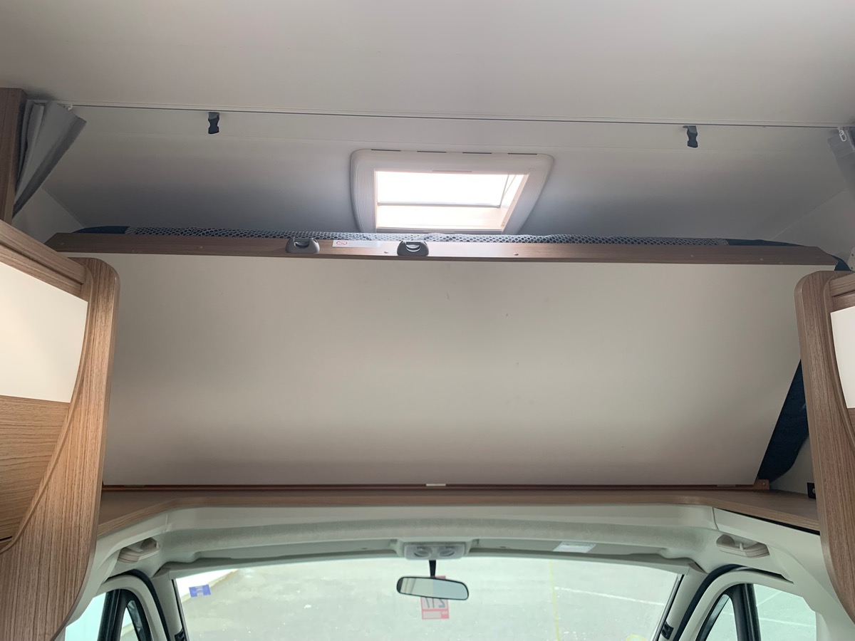 Capron A 140 ch | CAMERA DE RECUL |  LITS SUPPERPOSES | STORE EXTERIEUR | Climatisation manuelle