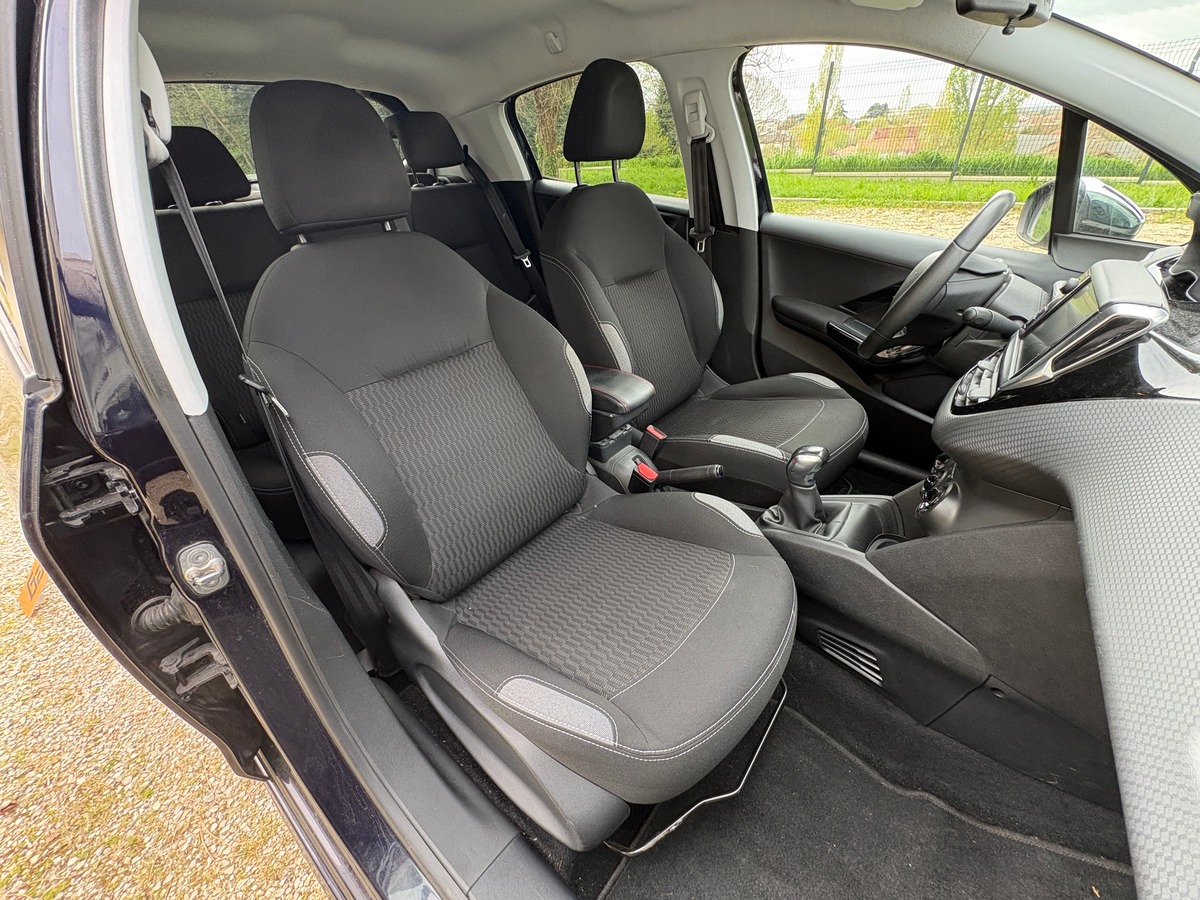 Peugeot 208 VTI - 82CH - STYLE - DISTRIBUTION OK