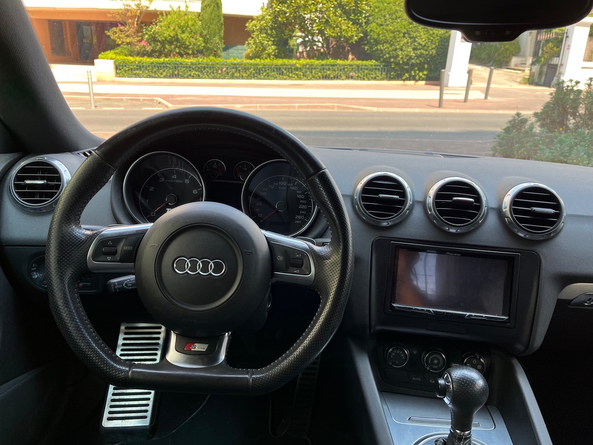Audi TT 2.0 TFSI 200 cv / S line/  GPS / Jantes noires / Feux teintés  / intérieur cuir