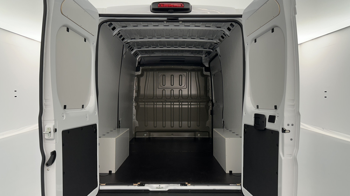 Peugeot Boxer L2H2 3.3 2.2 BlueHDi 140 chevaux | 26100 euros HT | Aide au stationnement arrière