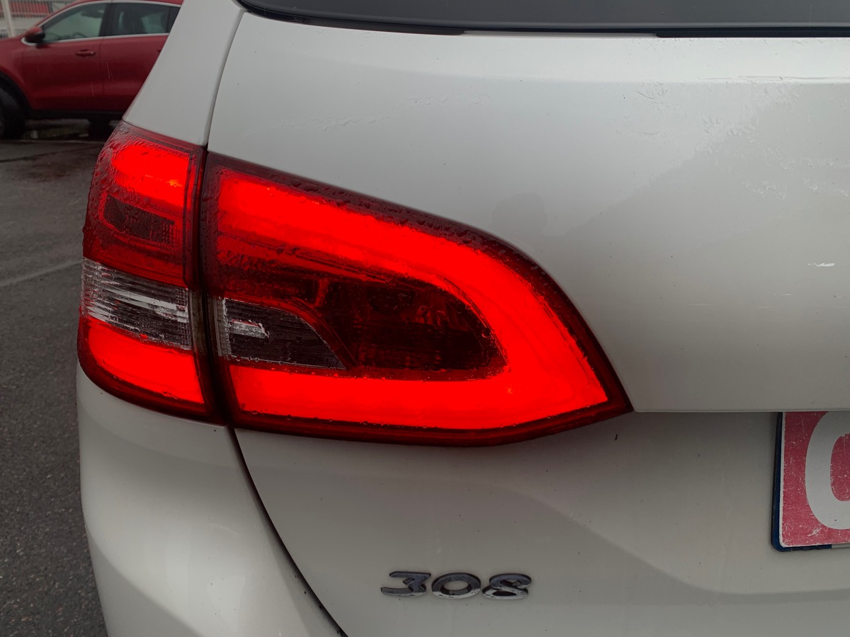 Peugeot 308 SW 130 ch | Allure | Régulateur vitesse | Mirror Screen | Attelage | Radars stationnement