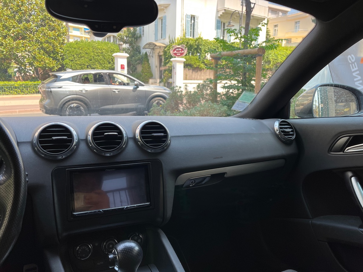 Audi TT 2.0 TFSI 200 cv / S line/  GPS / Jantes noires / Feux teintés  / intérieur cuir