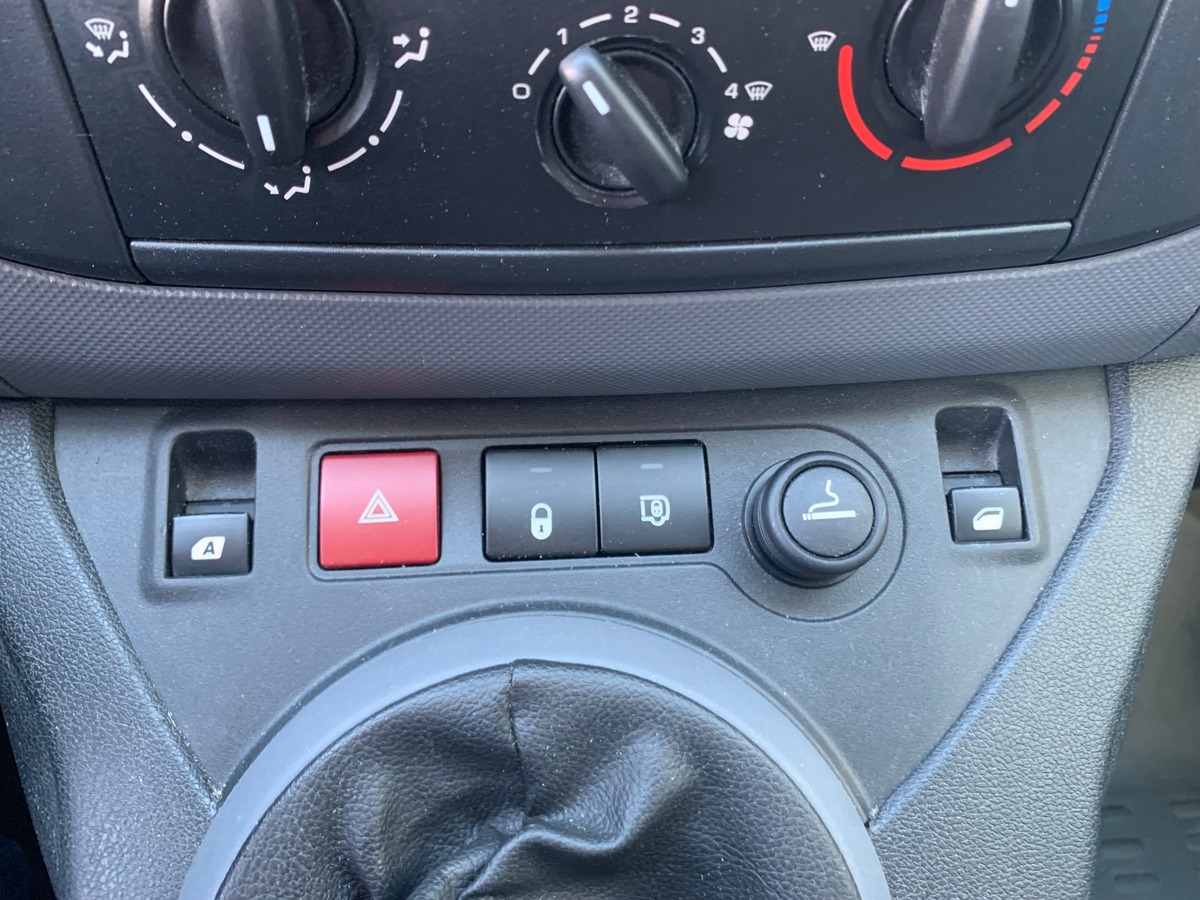 Peugeot Partner 90 chevaux | Régulateur de vitesse | Apple car play | GPS | Climatisation | 3 Places
