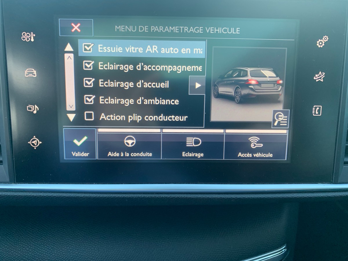Peugeot 308 115 chevaux | Toit panoramique | Régulateur de vitesse | GPS | Attelage