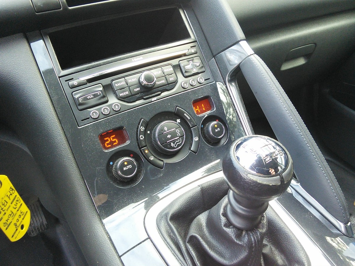 Peugeot 3008 1.6 HDI 112 CV CLIM - DISTRIBUTION NEUVE FACTURE