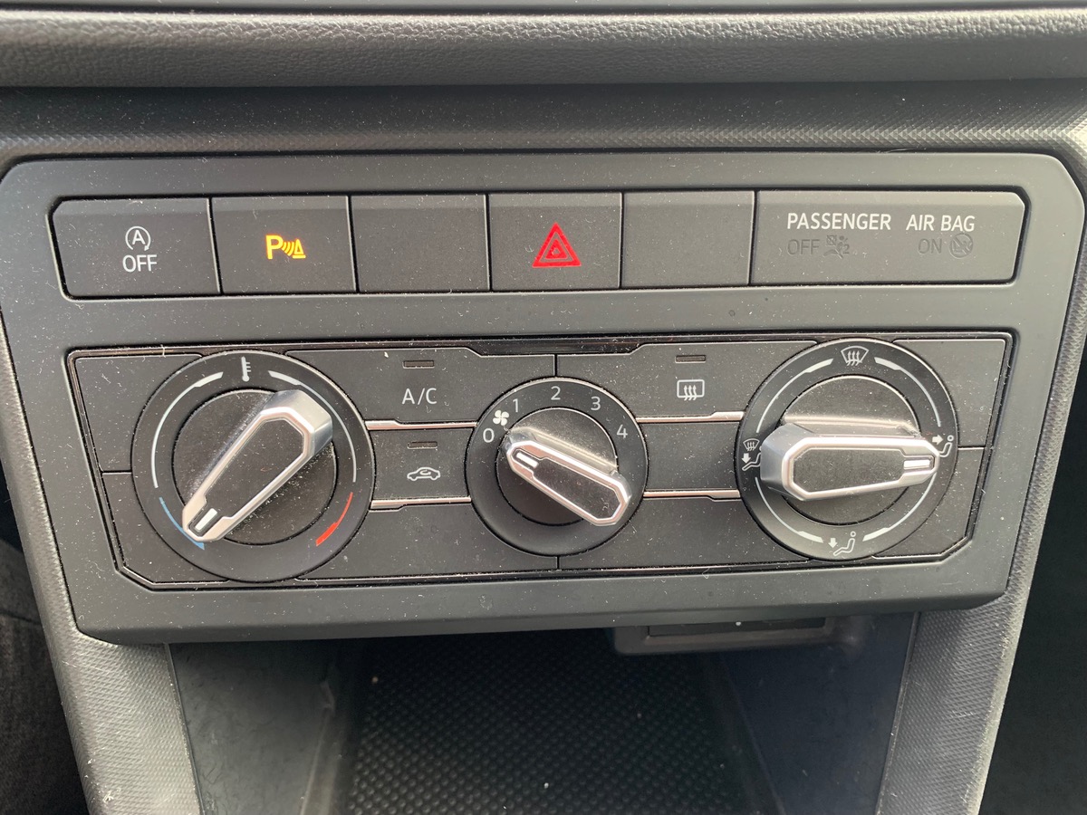 Volkswagen T-Cross 95 ch | Base | Attelage | Pack Stationnement arriére avant | Climatisation