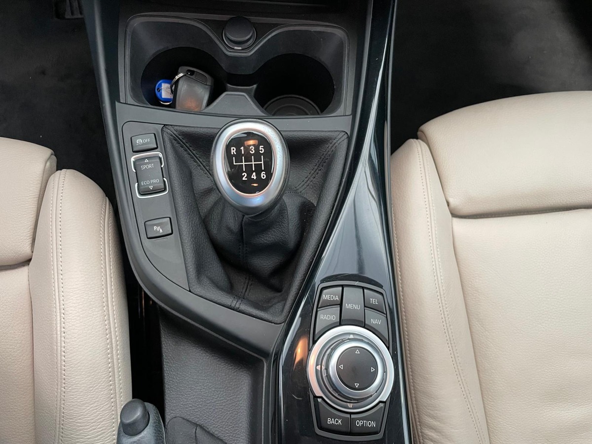 Bmw Série 1 116 i 136 cv URBAN   PREMIERE MAIN