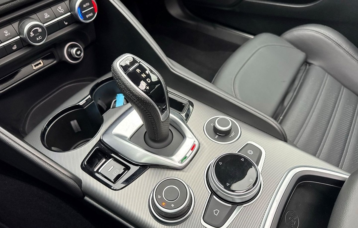 Alfa Romeo Giulia 2.2 Diesel 210ch Veloce Q4 AT8 Toit ouvrant Harman-Kardon