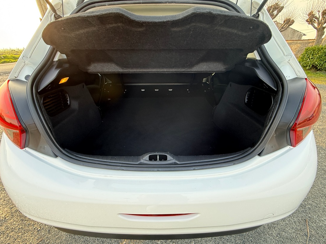 Peugeot 208 AFFAIRE 1.6 BLUEHDI 100 PACK CLIM NAV - TVA RÉCUPÉRABLE