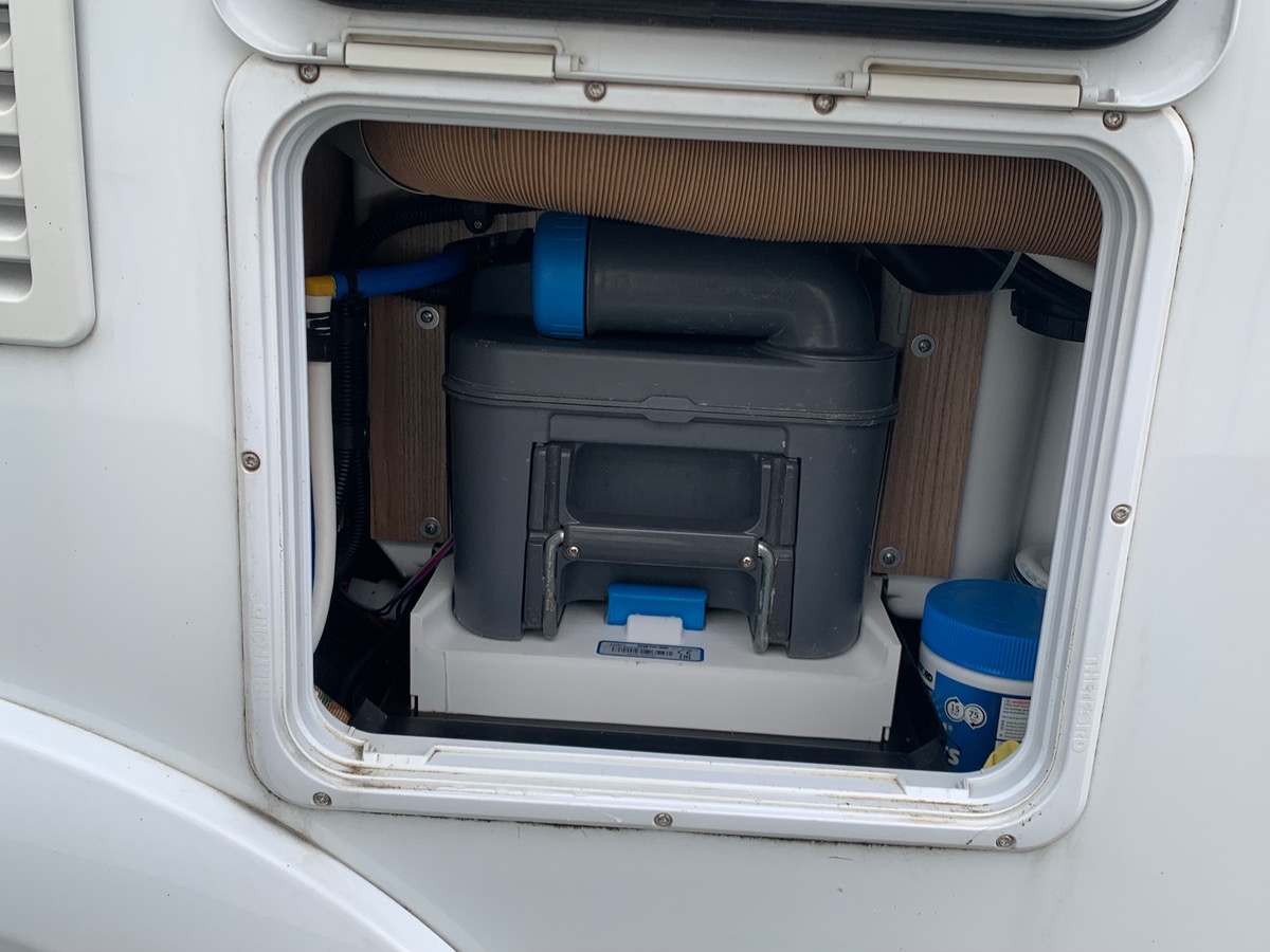 Capron A 140 ch | CAMERA DE RECUL |  LITS SUPPERPOSES | STORE EXTERIEUR | Climatisation manuelle