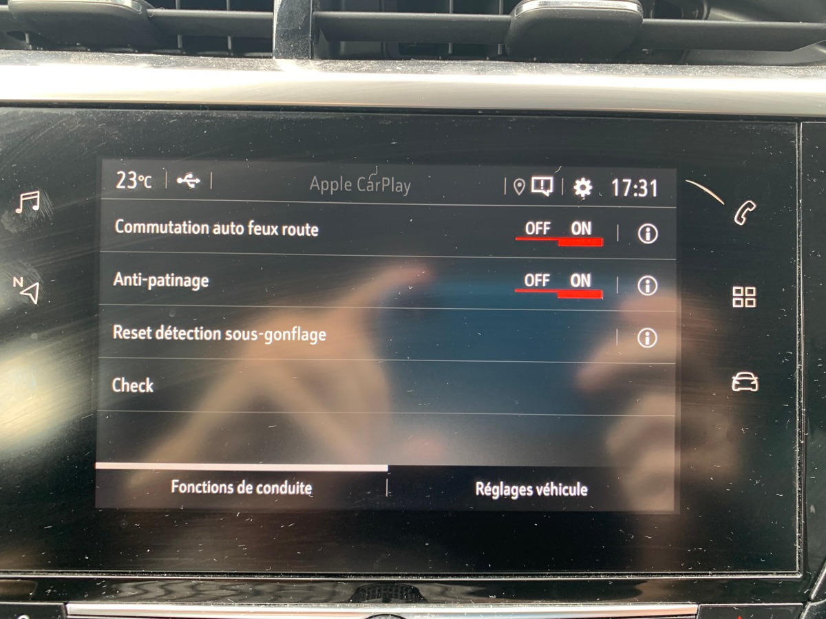 Opel Corsa 100 | Apple car play | Régulateur vitesse | | Reconnaissance des panneaux | Climatisation