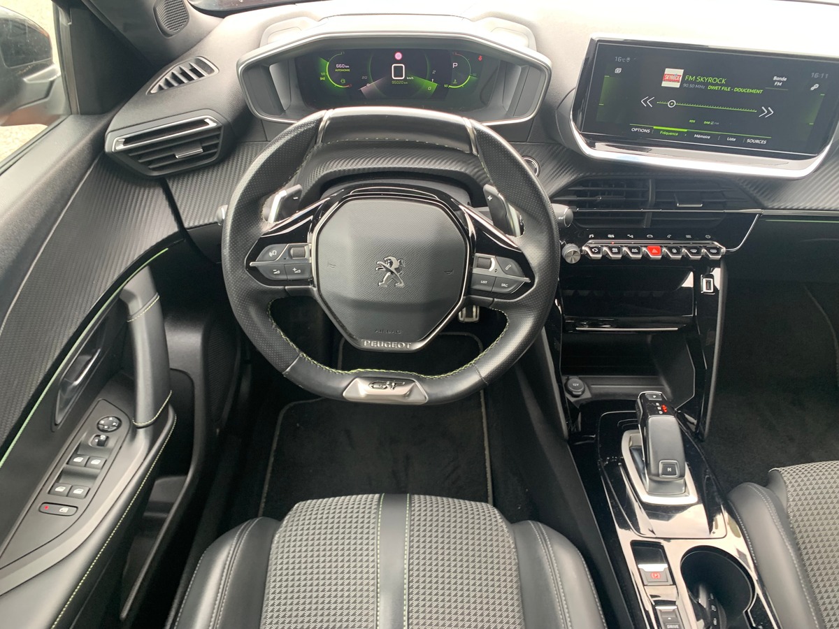Peugeot 2008 130 chevaux | GT | Caméra de recul | Apple car Play | GPS | Palettes au volant
