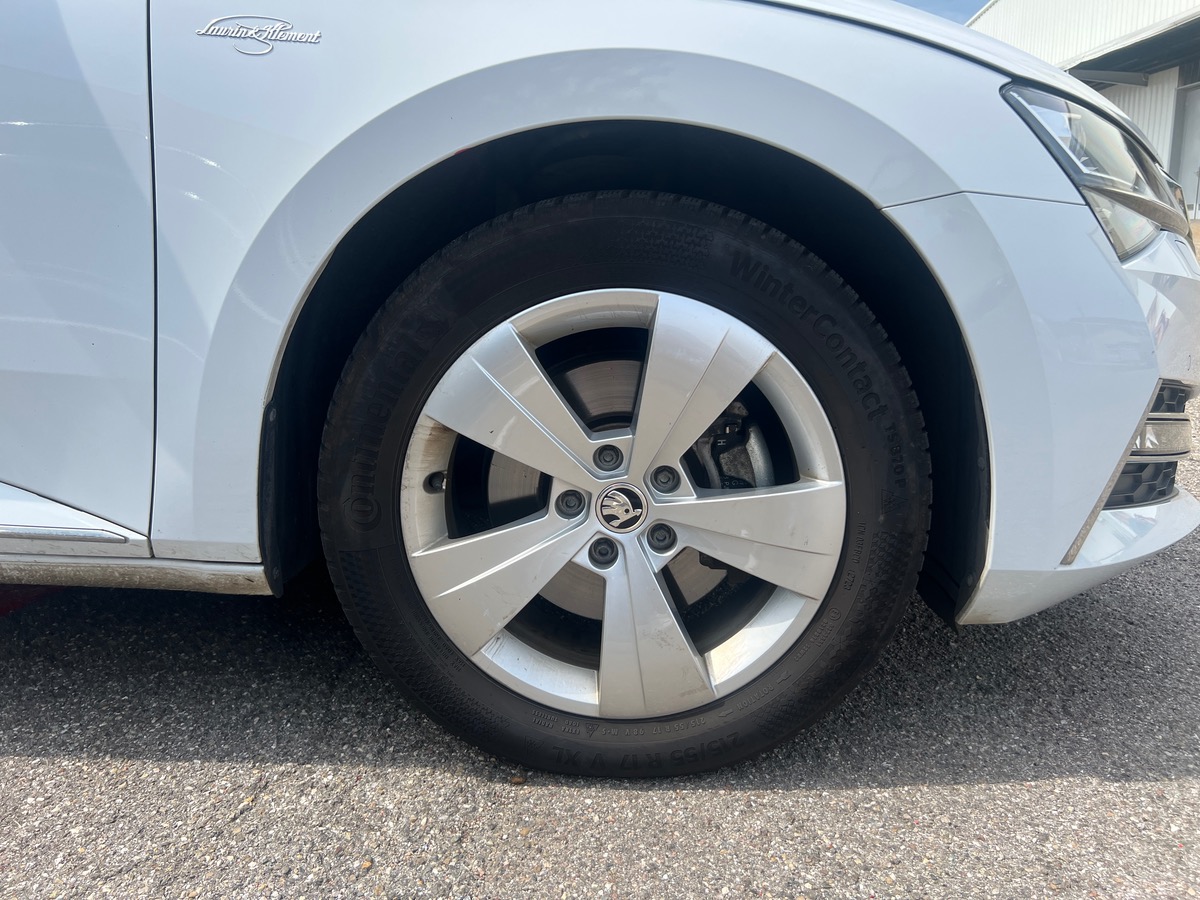 Skoda Superb Combi 1,4L TSI PHEV 218 LAURINE & KLEMENT, SUIVI COMPLET SKODA, 4 PNEUS COMPLETS  HIVER