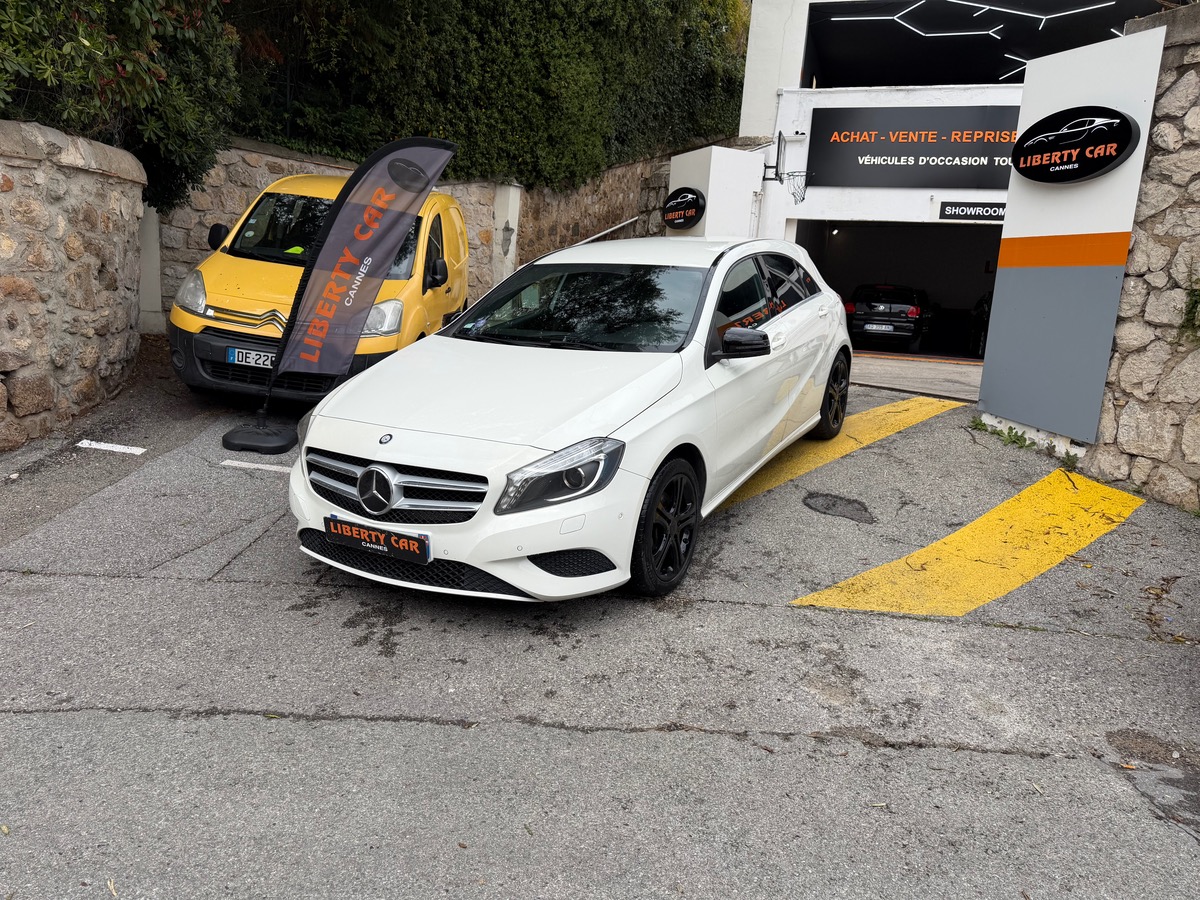 Mercedes Benz Classe A 200 1.6 i 156 CV / Jantes Noires / Pack Black / Sensation / Caméra de Recul