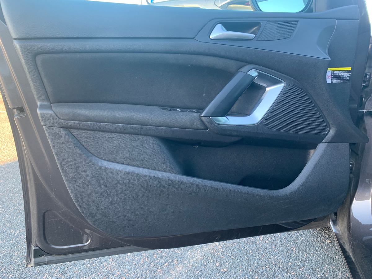Peugeot 308 115 chevaux | Toit panoramique | Régulateur de vitesse | GPS | Attelage