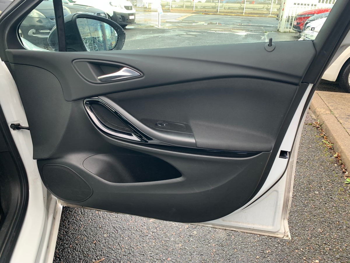 Opel Astra 105 ch | Black Edition | Caméra recul | Régulateur vitesse | Radar de stationnement avant