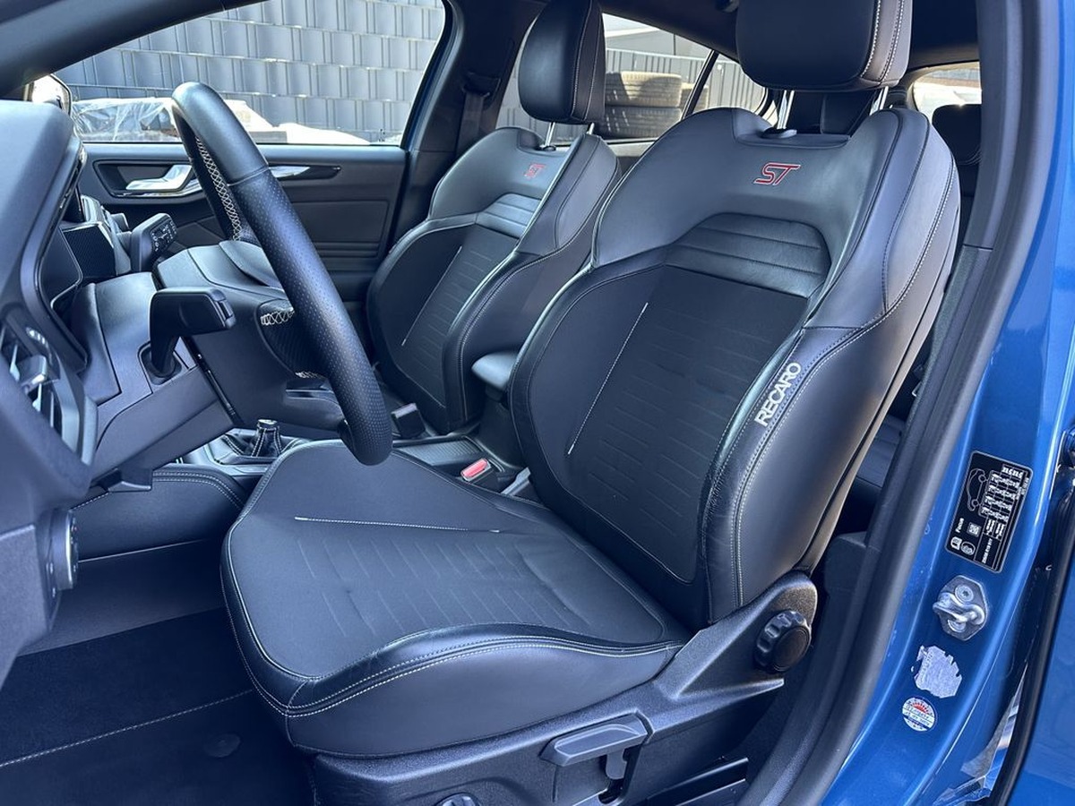 Ford Focus 2.0  ST line 190ch NAV/LED/AHK/ACC/VCOCKPIT/B&O/1 ere MAIN .
