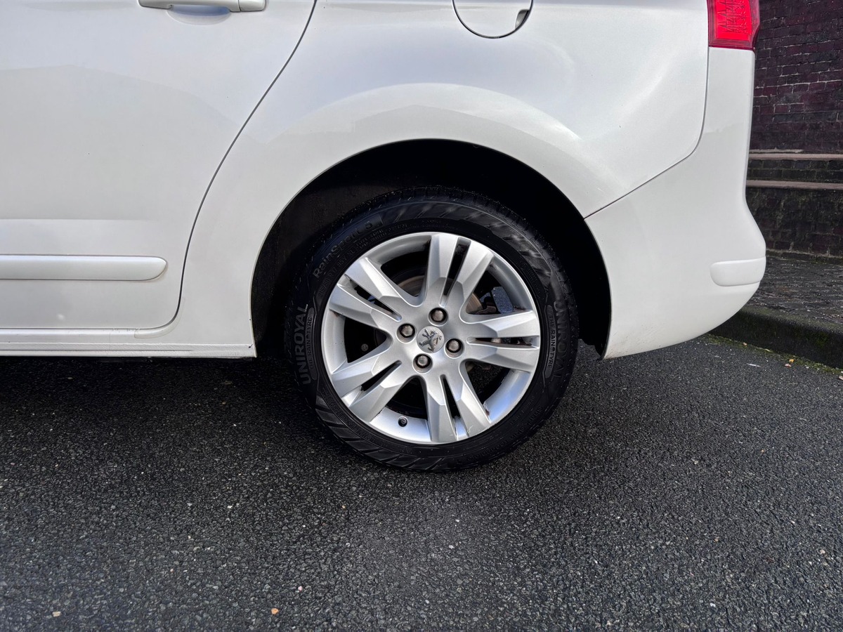 Peugeot 5008 1.6 HDi Allure 7 Places - Attelage - Révisé - Garantie