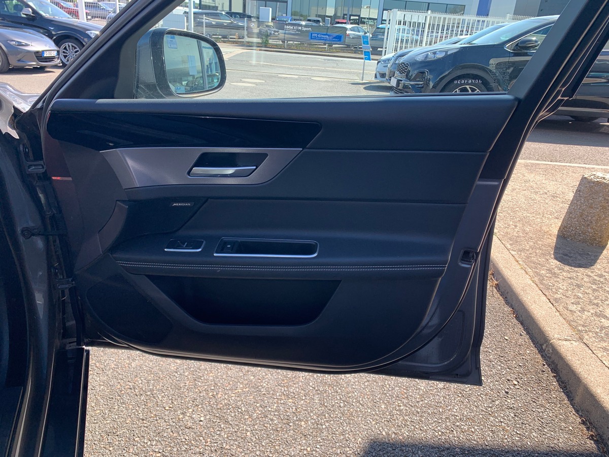 Jaguar XF Sportbrake 240 ch | R Sport | AWD | Toit panoramique | Caméra de recul | Apple car play