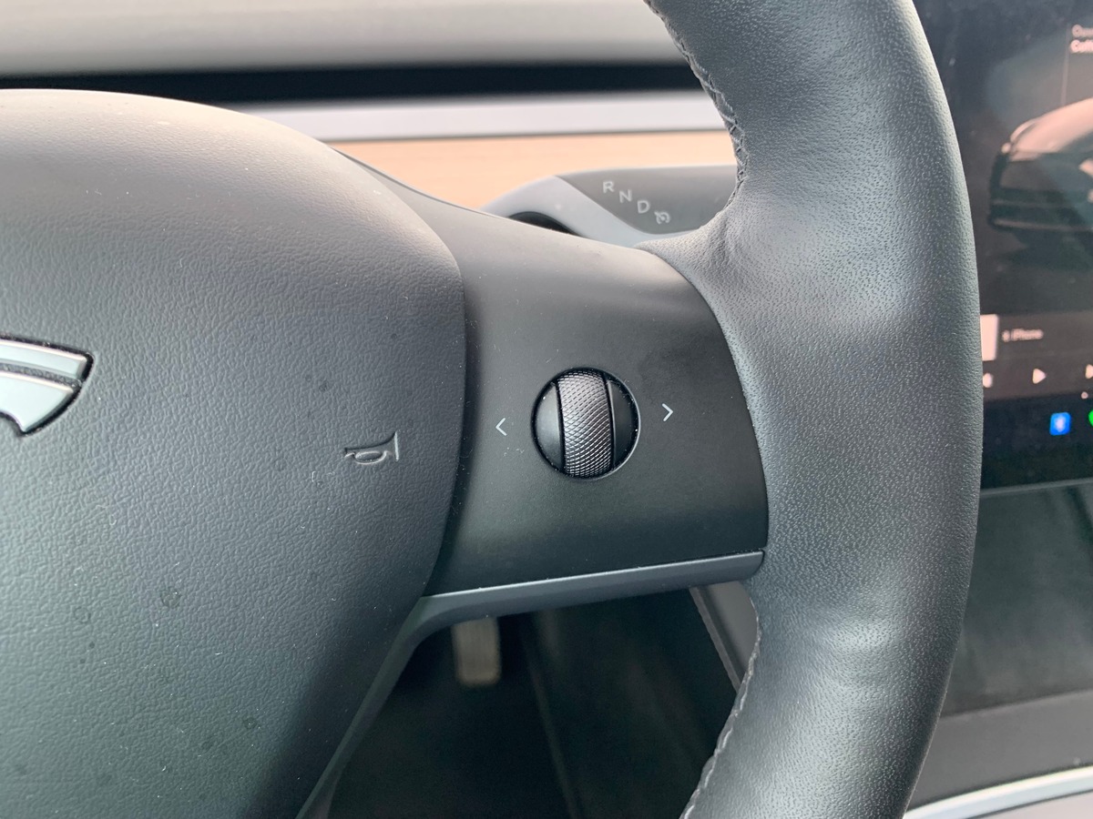 Tesla Model Y 275 chevaux | Premiére MAIN | Standard | Toit panoramique | Cuir | Siéges électriques