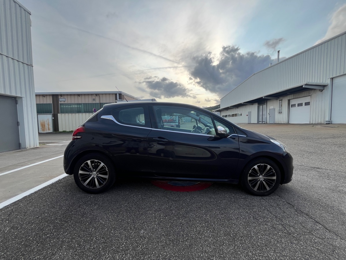 Peugeot 208 1.6 BlueHDI 100ch ALLURE 3P, Courroie de distribution OK, CarPlay, Caméra de recul, GPS