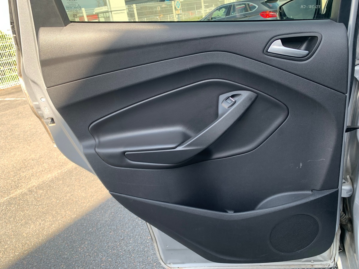 Ford Kuga 120 chevaux | St-Line | Caméra de recul | Attelage | GPS | Coffre assisté électriquement