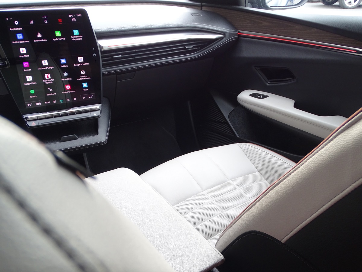 RENAULT MEGANE-E V E-TECH Ev60 220 Ch  ICONIC / SELLERIE BLANCHE / HARMAN KARDON / CARPLAY