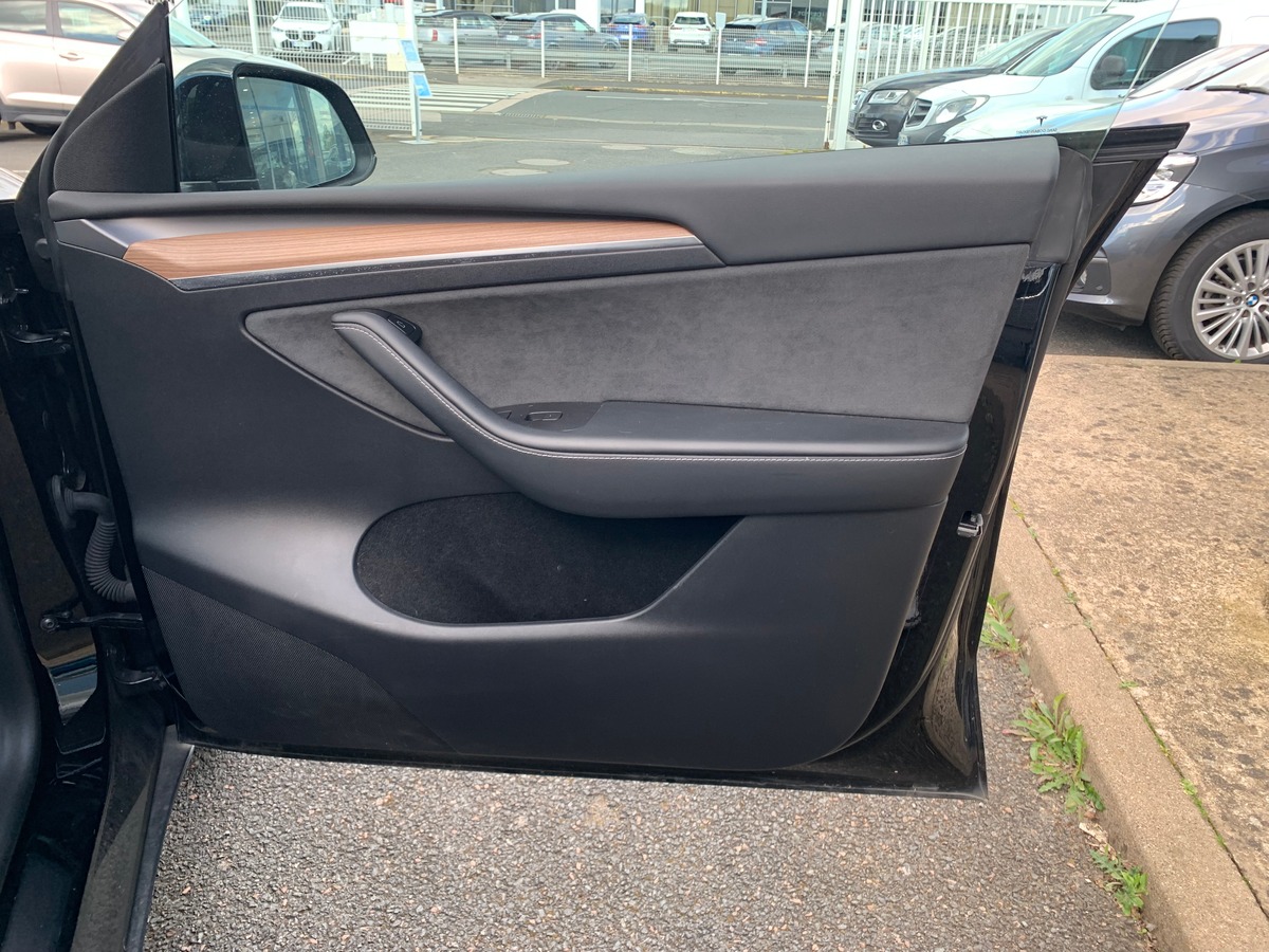 Tesla Model Y 275 chevaux | Premiére MAIN | Standard | Toit panoramique | Cuir | Siéges électriques