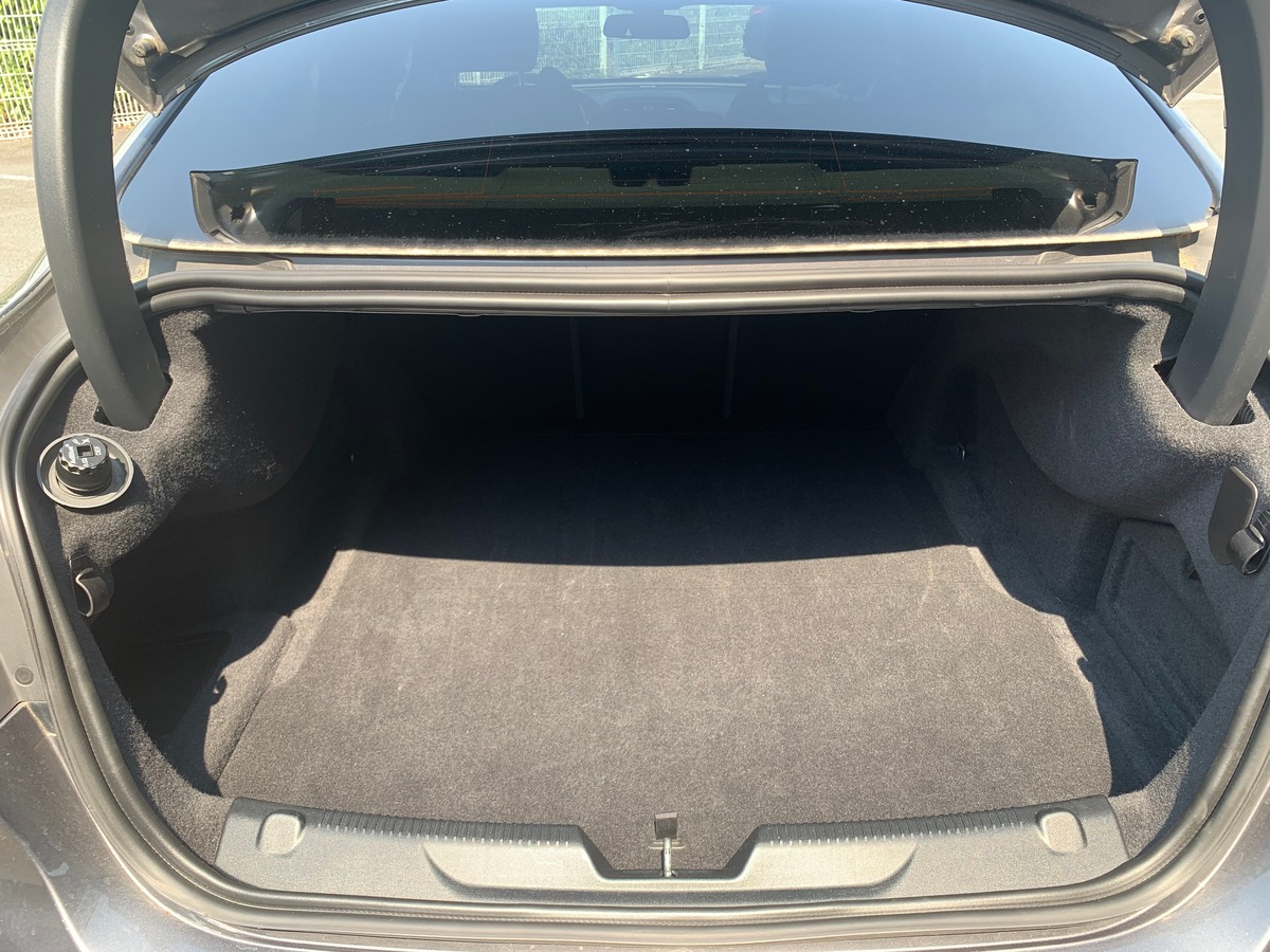 Jaguar XE 240 chevaux | R Sport | GPS | Régulateur de vitesse | Toit ouvrant | Audio MERIDIAN | Cuir