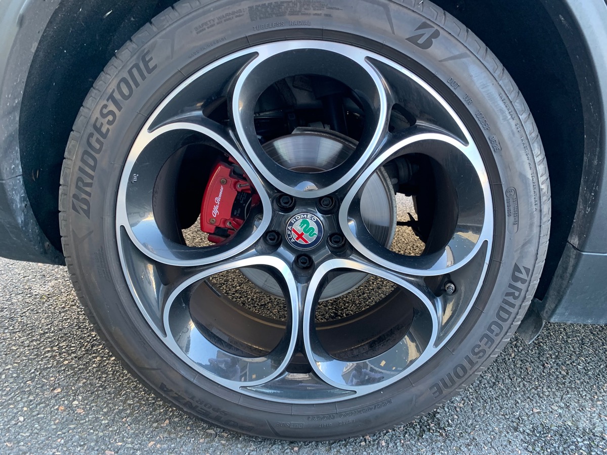 Alfa Romeo Stelvio 210 | Turismo | Toit ouvrant Panoramique | Attelage | Jantes 20" | Caméra recul