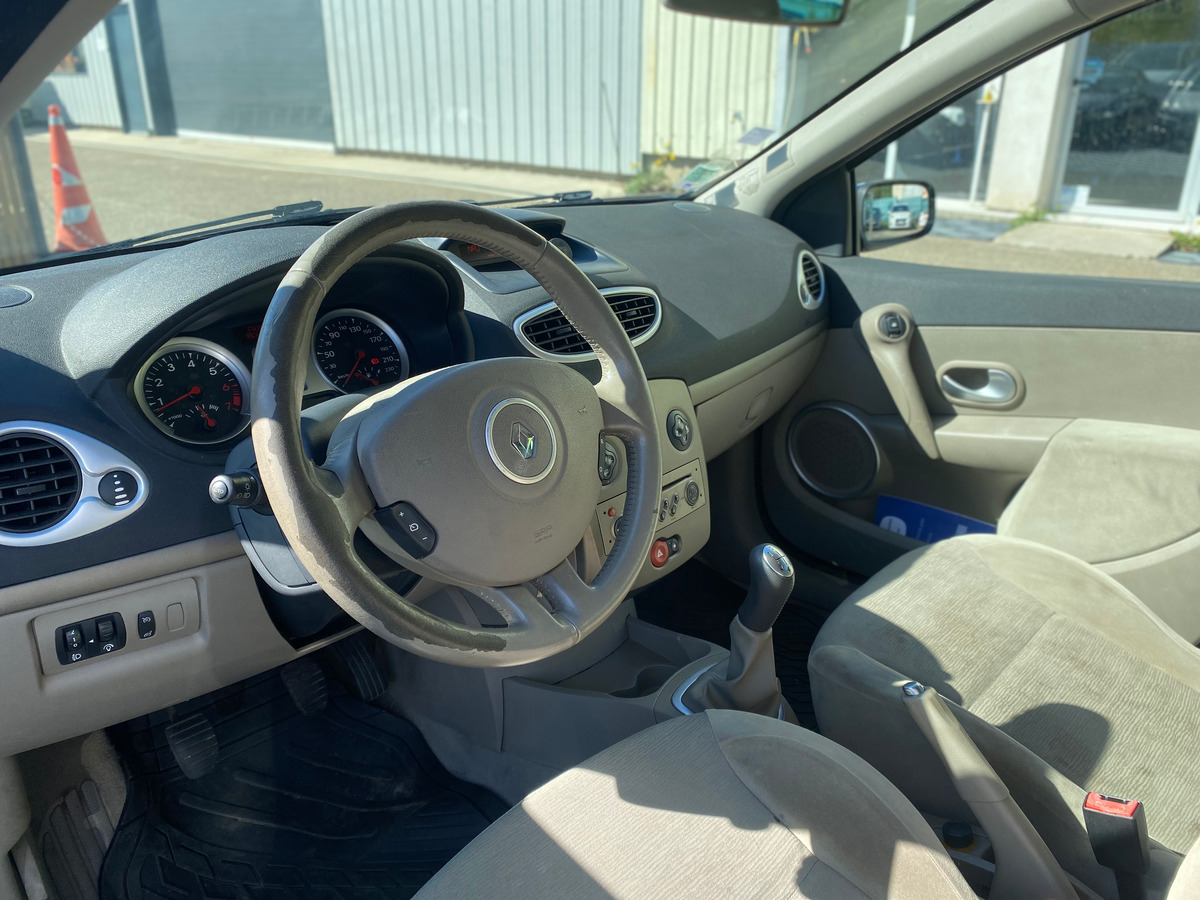 RENAULT Clio III 1.6 i 16V 110 cv - PREMIERE MAIN - RIEN A PREVOIR - CLIMATISATION