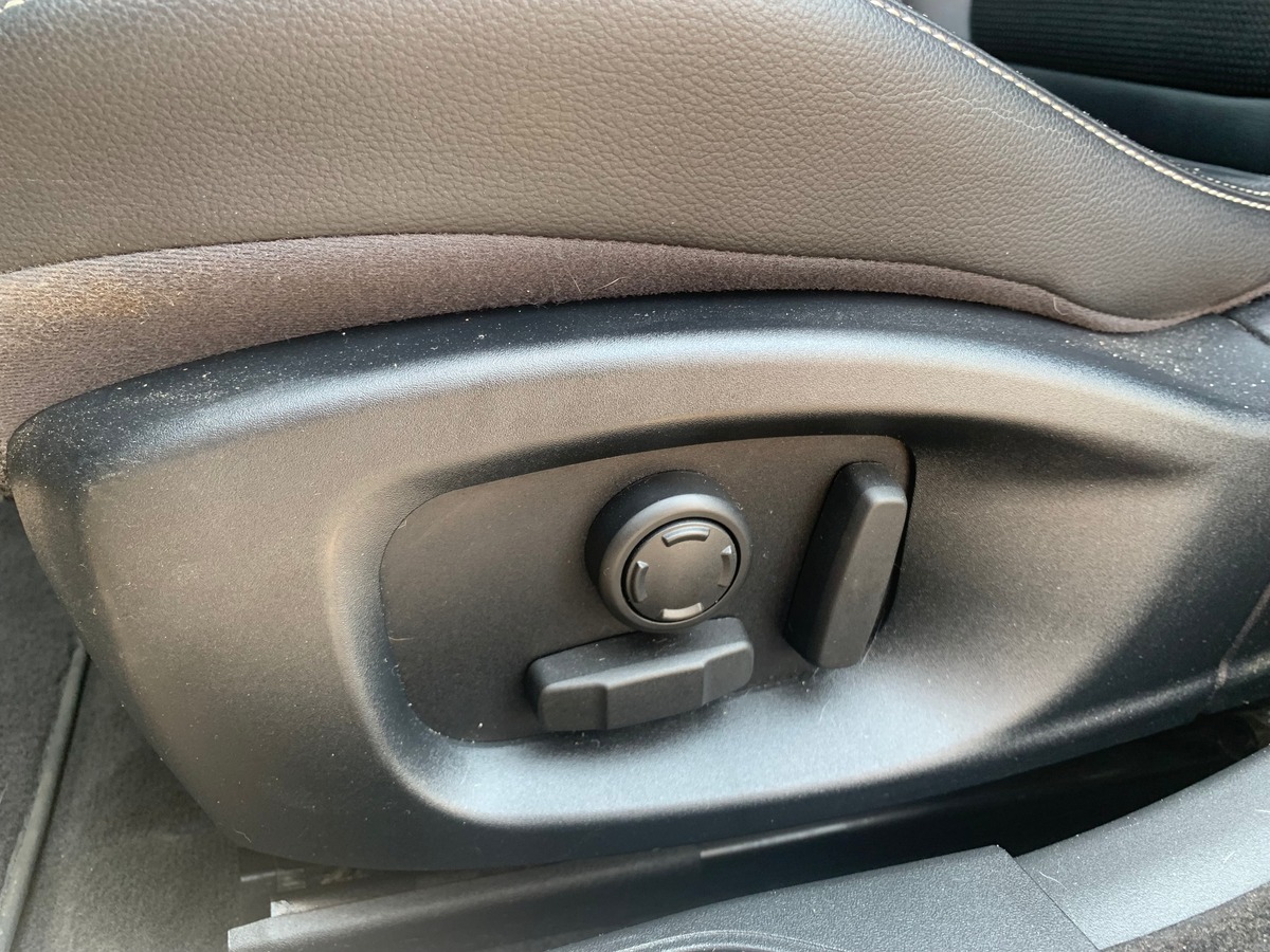 Jaguar XE 240 chevaux | R Sport | GPS | Régulateur de vitesse | Toit ouvrant | Audio MERIDIAN | Cuir