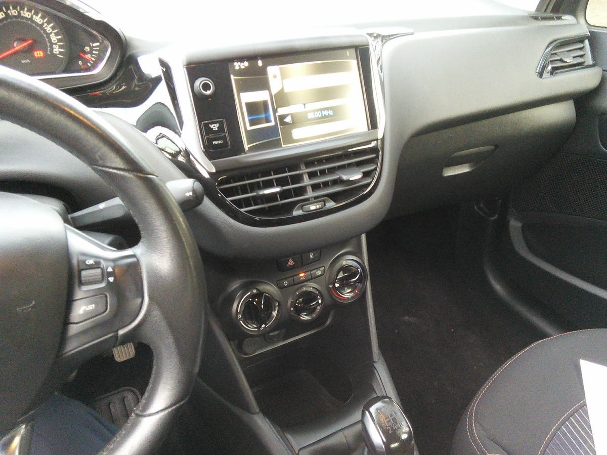 Peugeot 208 1.6 92 HDi Urban Soul - 5 PORTES  - REVISEE ET GARANTIE - DISTRIBUTION FAITE