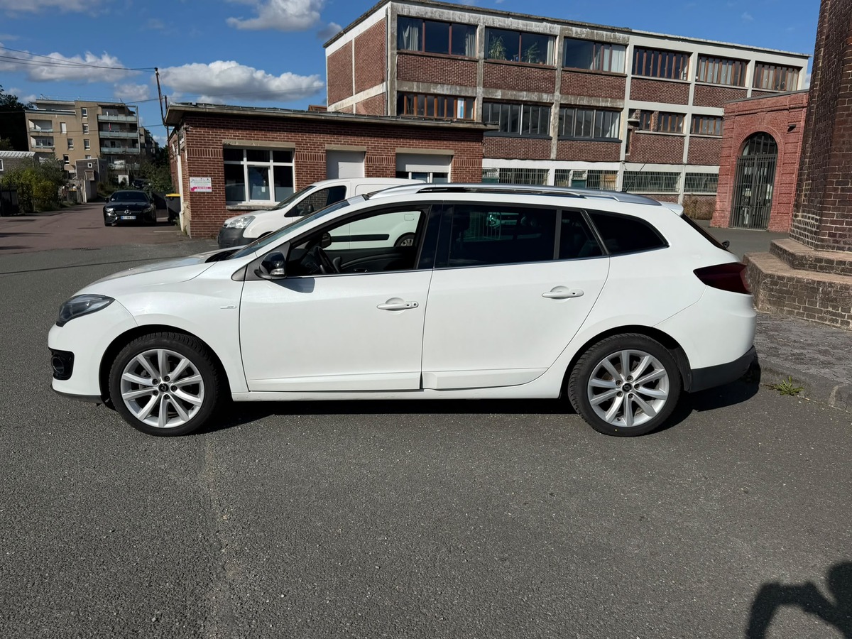 RENAULT Megane III Estate 1.5 dCi BOSE Edition-Crochet d'attelage - Distribution neuve- Garantie