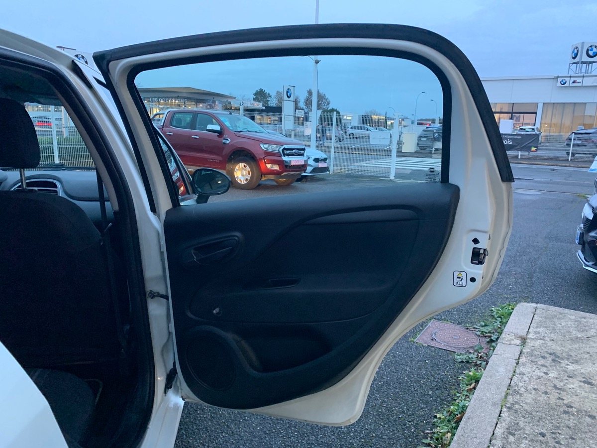 Fiat Punto 69 ch | Radio CD MP3 | Vitres avant électriques | Airbags | ABS | Commandes Radio volant