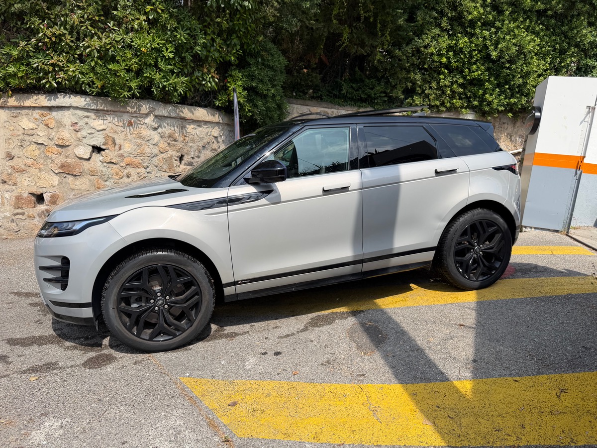 LAND ROVER EVOQUE 2.0 D 150 CV R DYNAMIC / Toit Ouvrant / Meridian / Pack Black / Jantes Noires