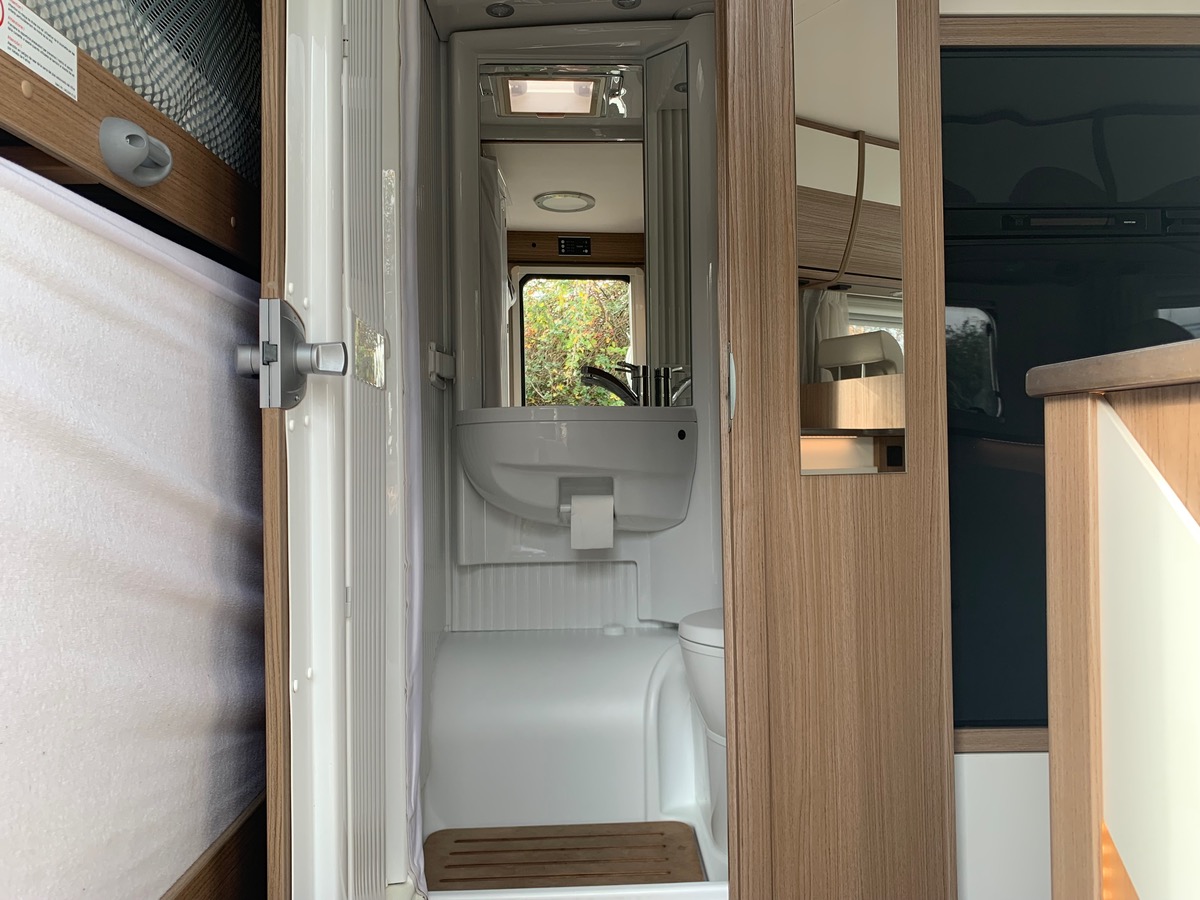 Capron A 140 ch | CAMERA DE RECUL |  LITS SUPPERPOSES | STORE EXTERIEUR | Climatisation manuelle