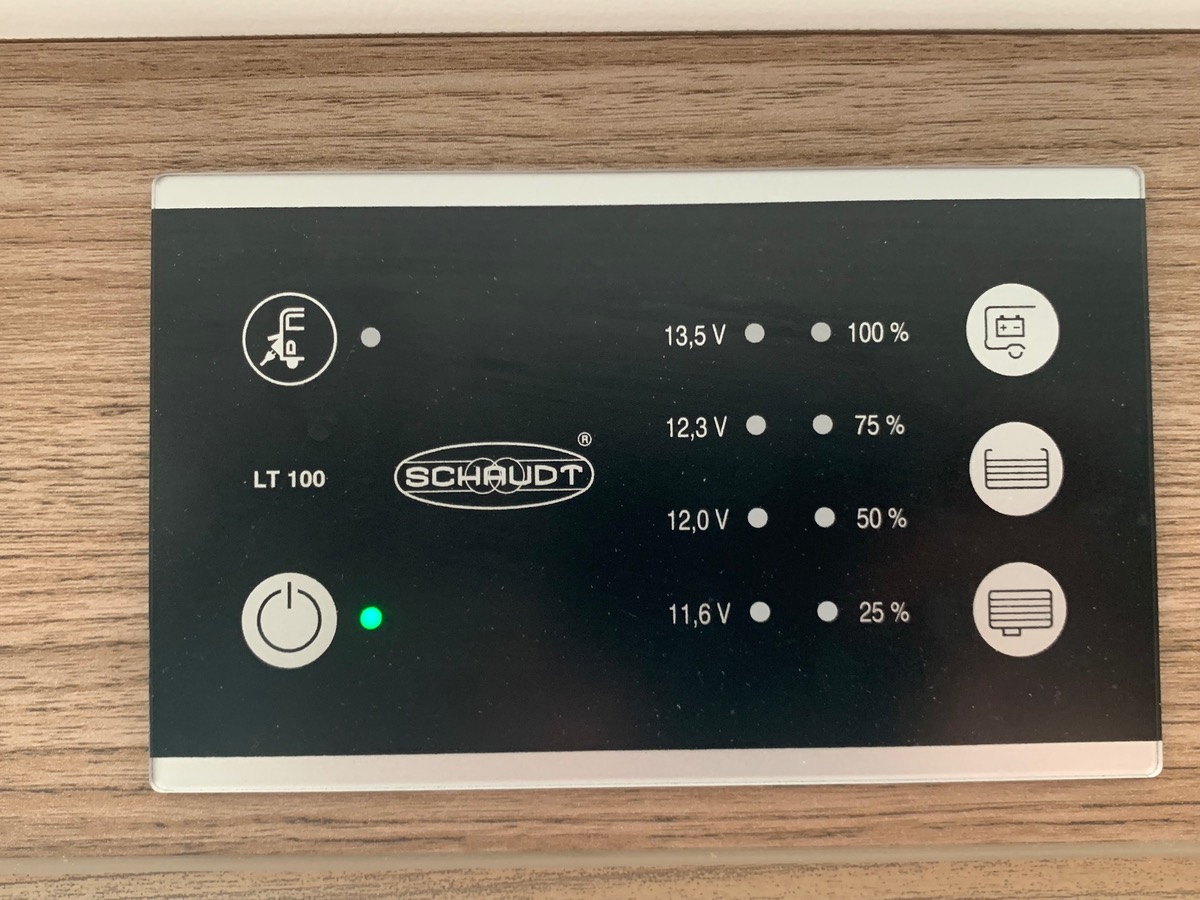 Capron A 140 ch | CAMERA DE RECUL |  LITS SUPPERPOSES | STORE EXTERIEUR | Climatisation manuelle