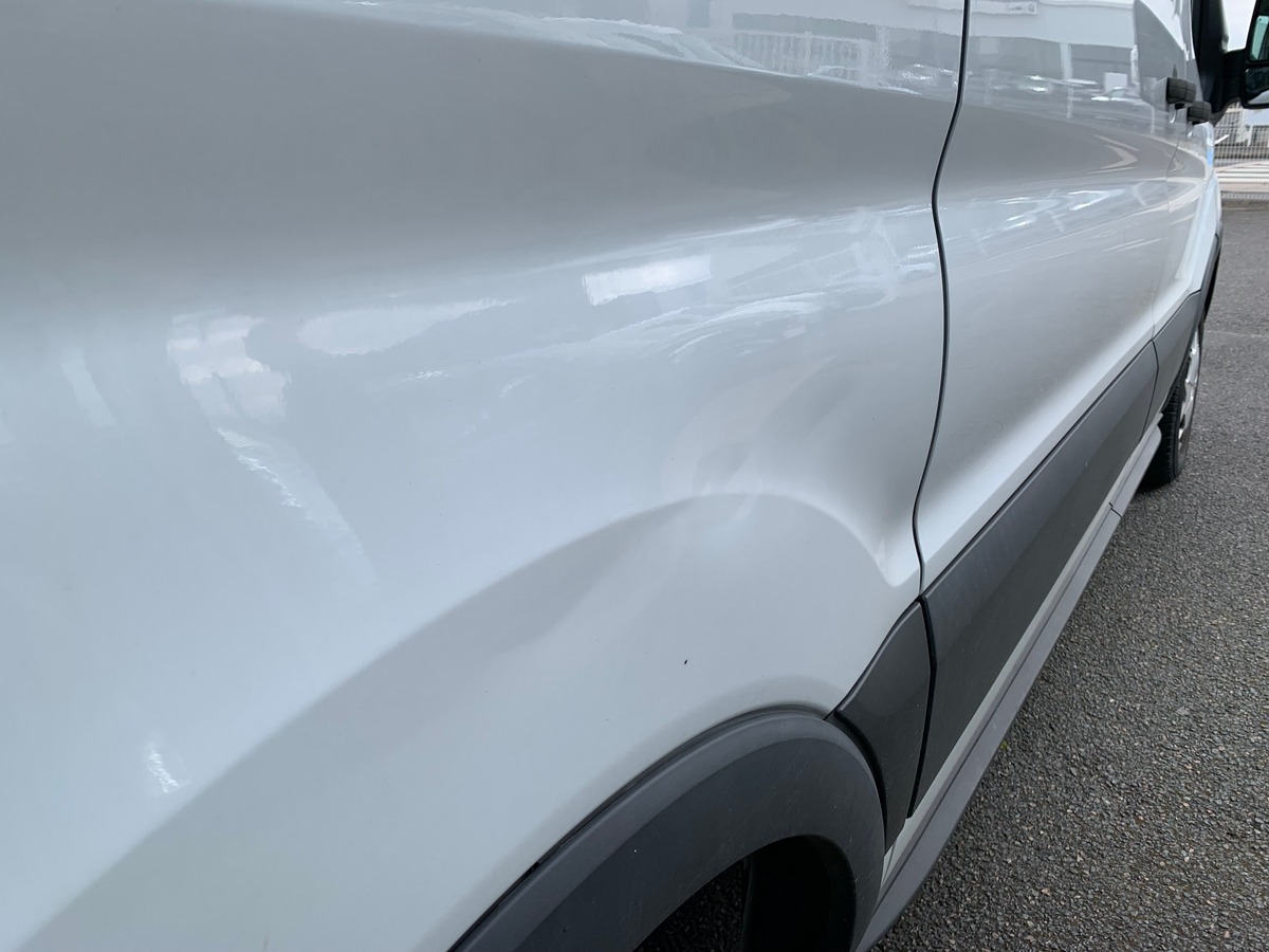 Ford TRANSIT 130 ch | Attelage | Régulateur de vitesse | Bluetooth | Plancher bois et latérale