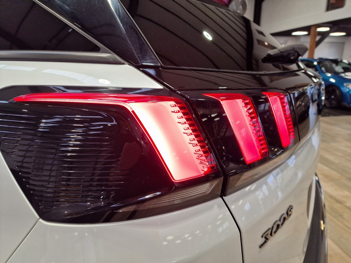 Peugeot 3008 1.2 PURETECH 130 ALLURE / TOIT PANORAMIQUE / COURROIE CHANGEE