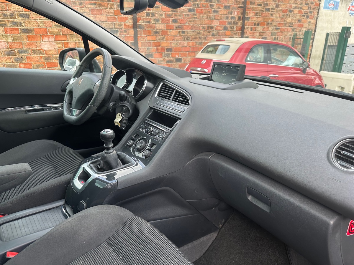 Peugeot 5008 1.6 HDI 115 CV 1er main 7 place 4XCBL
