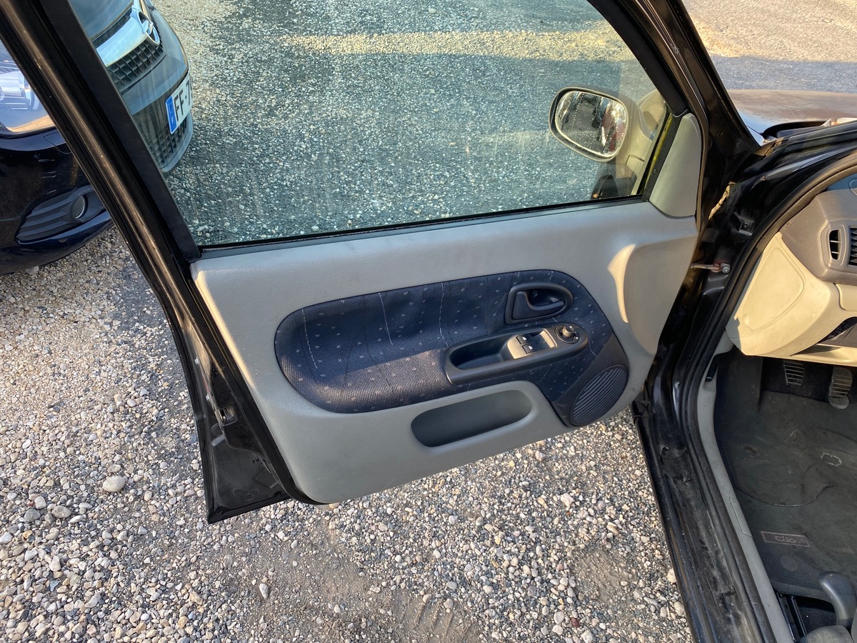RENAULT Clio II Phase 2 1.4i 100CH DISTRIB NEUVE TRES BONNE ÉTAT