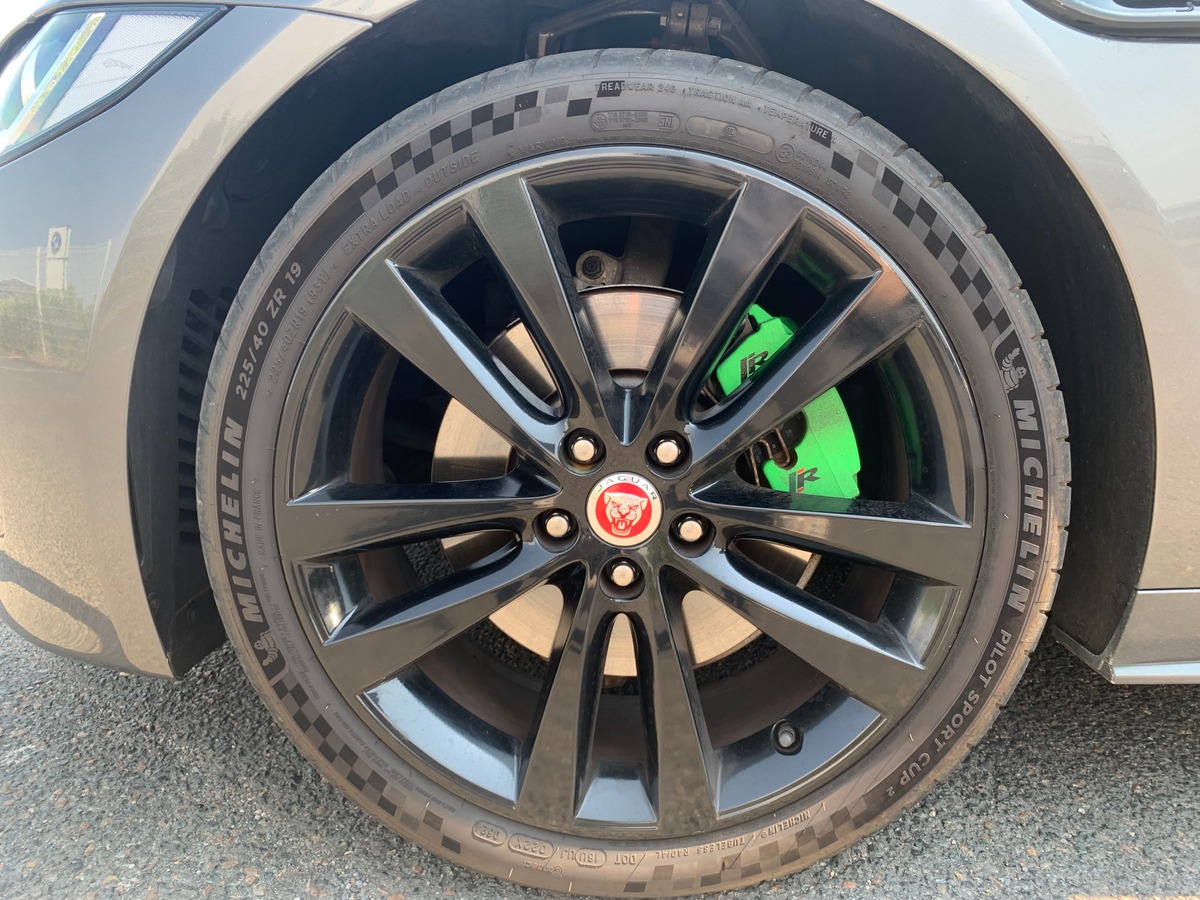 Jaguar XE 240 chevaux | R Sport | GPS | Régulateur de vitesse | Toit ouvrant | Audio MERIDIAN | Cuir
