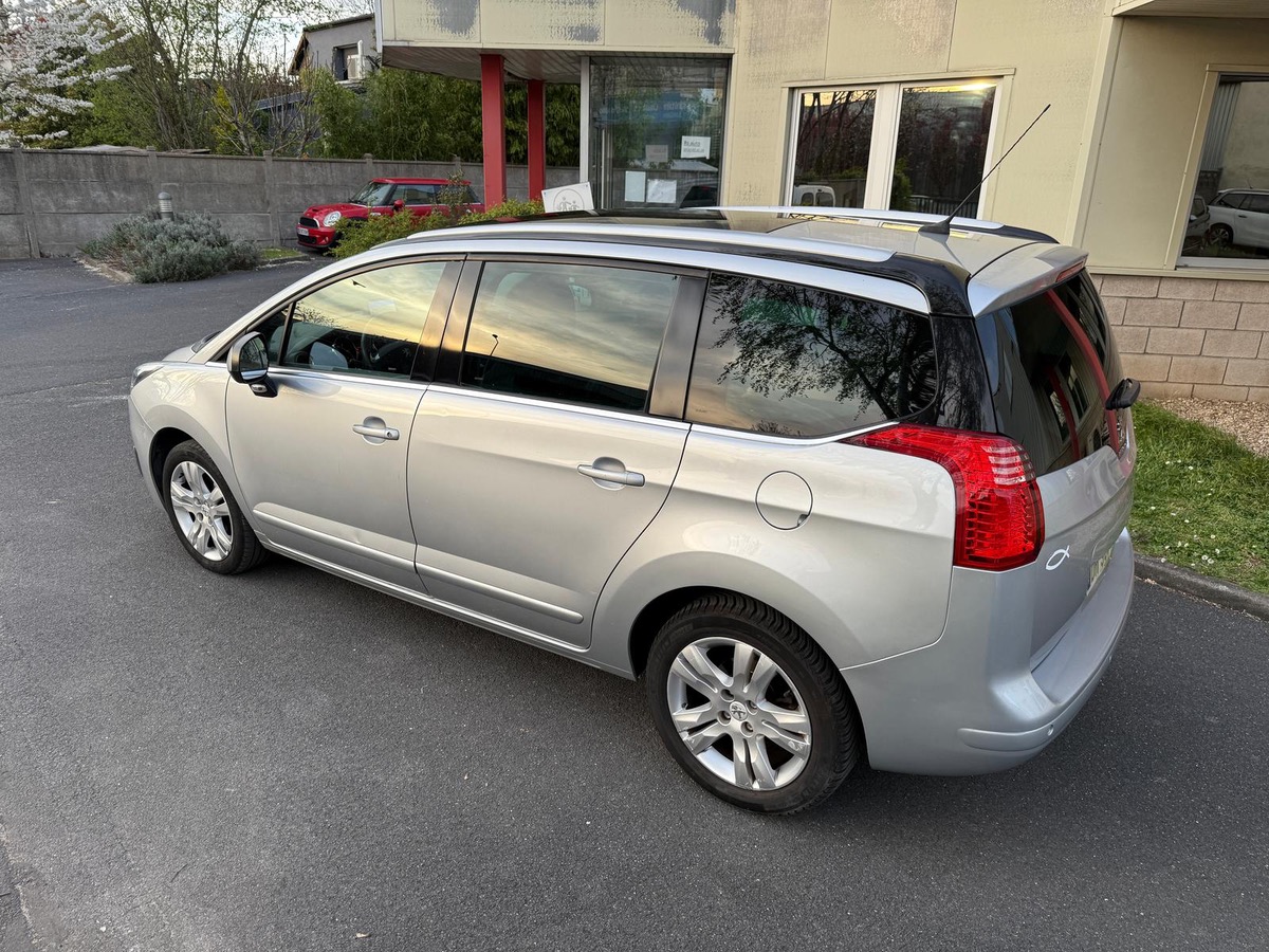 Peugeot 5008 1.6 HDI 115 CV allure 1er main 4X sant frait CB