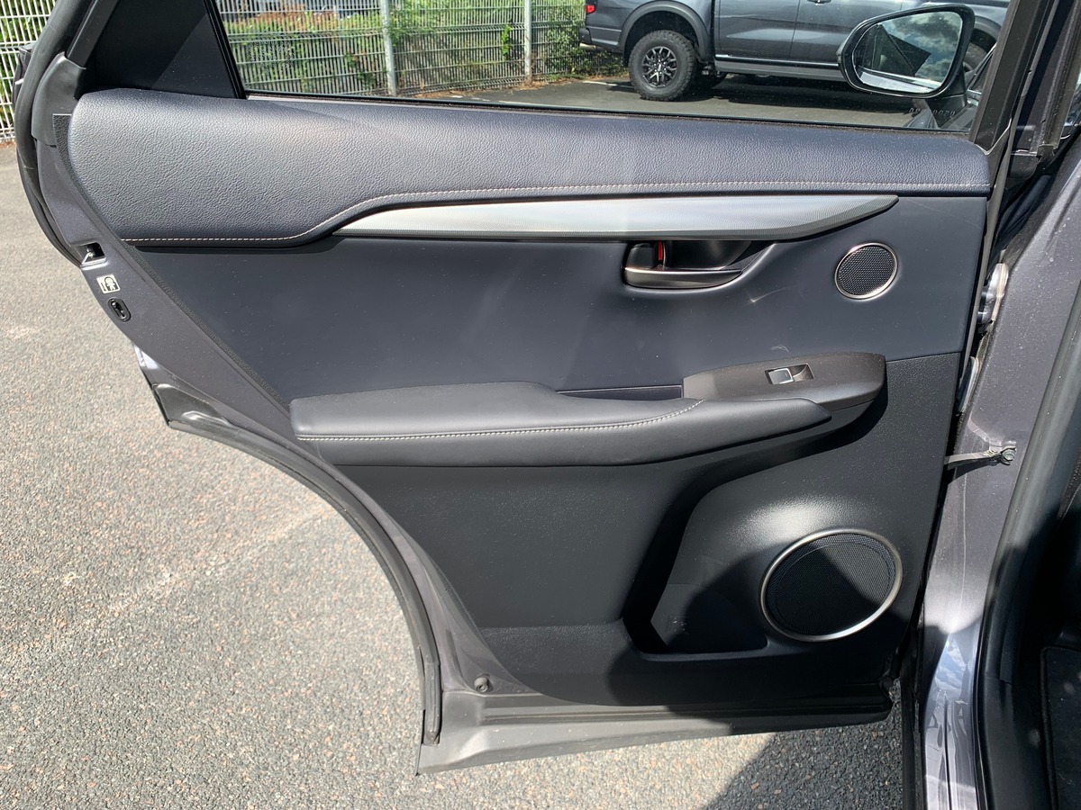 Lexus NX 300h 155 chevaux | Luxe | AWD | Caméra recul | Régulateur vitesse | GPS | Siéges chauffants