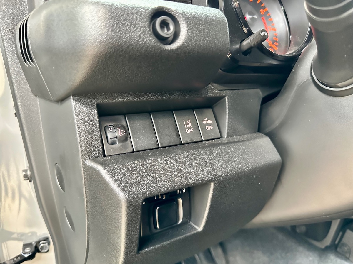 Suzuki Jimny II 1.5 VVT 102 Privilege AllGrip BVM5 1ère Main FR j