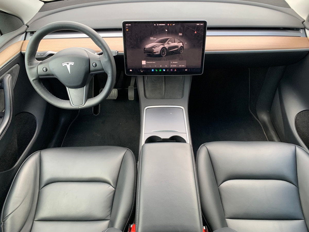 Tesla Model Y 275 chevaux | Premiére MAIN | Standard | Toit panoramique | Cuir | Siéges électriques